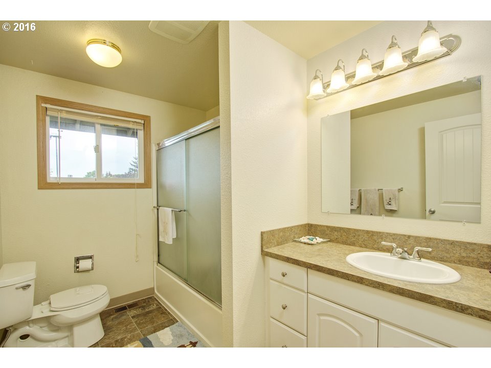18101 Oatfield Road Gladstone, OR 97027 - Photo 8 of 28 Gallery Image 8