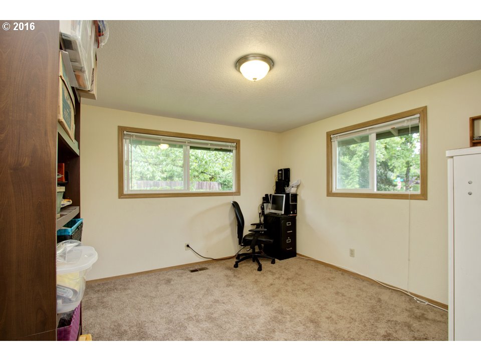18101 Oatfield Road Gladstone, OR 97027 - Photo 9 of 28 Gallery Image 9