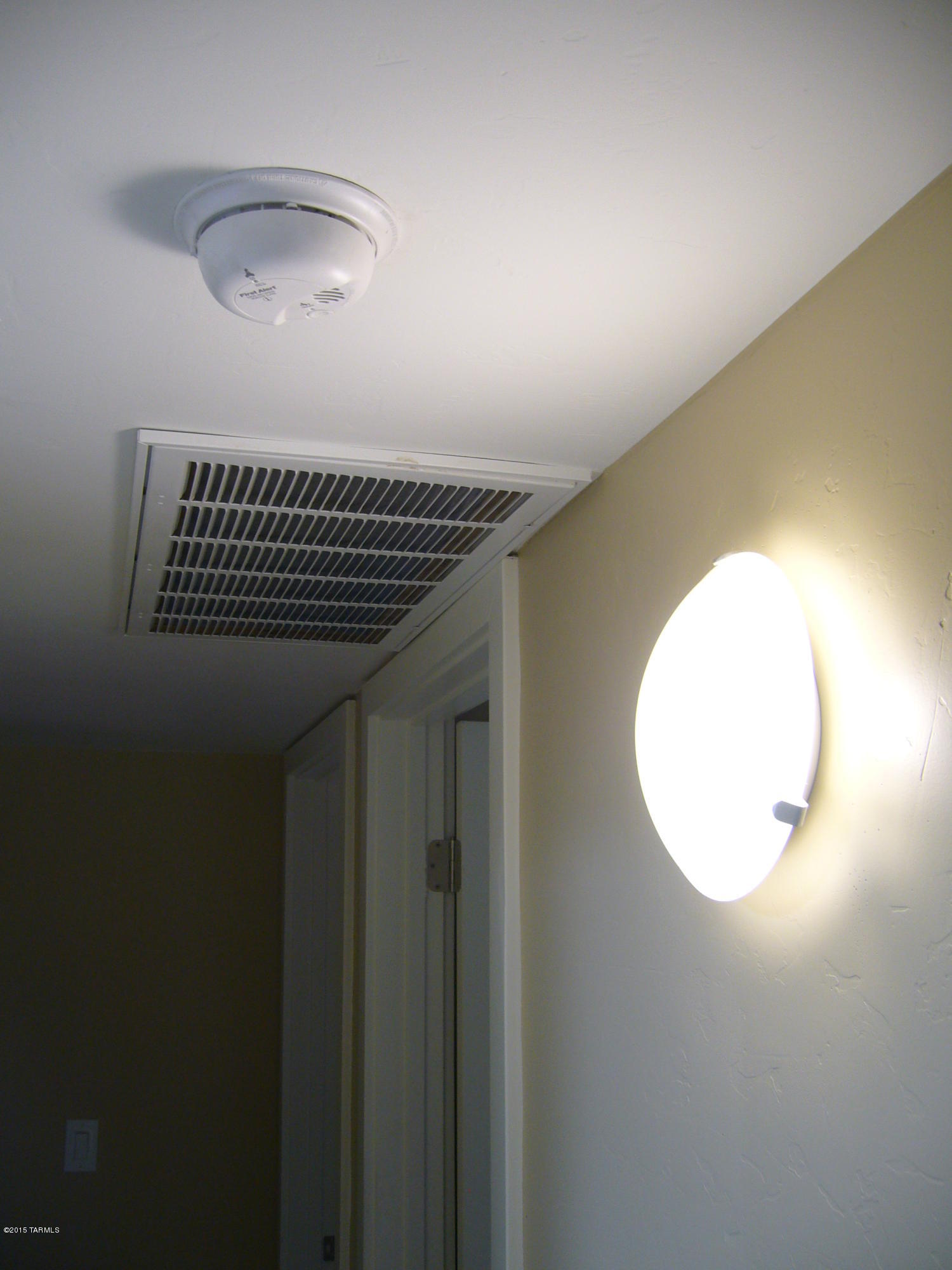 1243 West Kleindale Road Tucson, AZ 85705 - Photo 21 of 46 en empty room with window