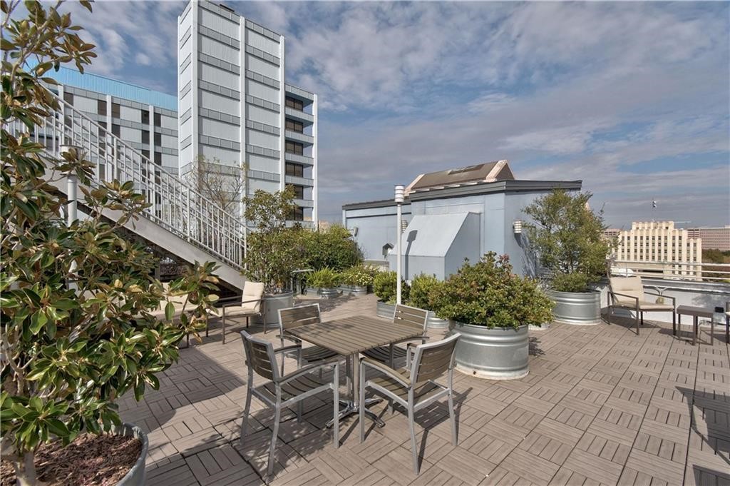 800 Brazos Street, Unit 705 Austin, TX 78701 - Photo 29 of 33 a view of an chairs and table in the patio
