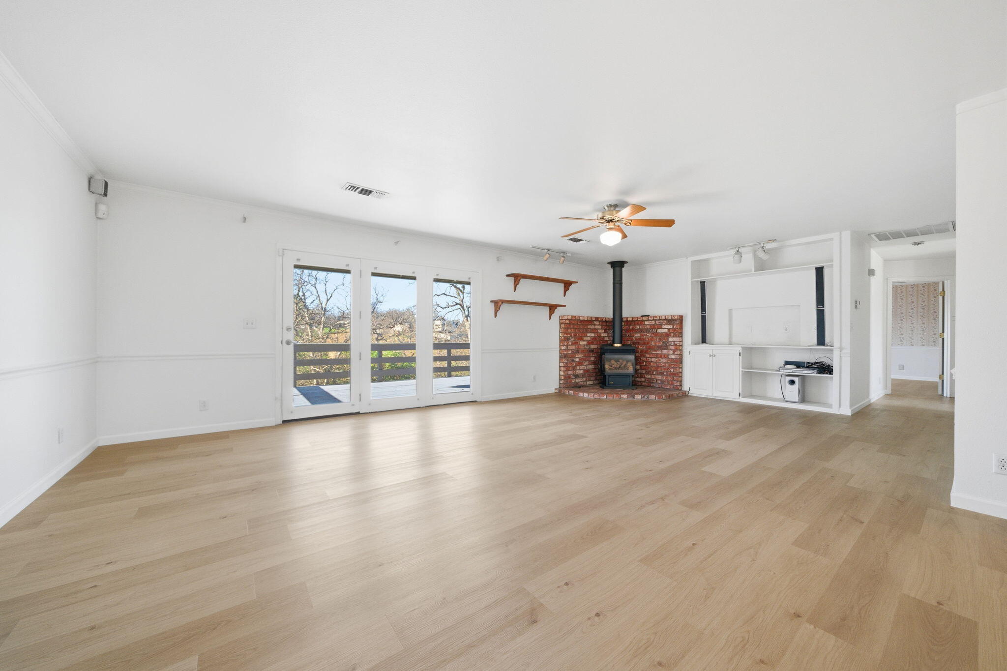 14435 Del Oro Court Red Bluff, CA 96080 - Photo 5 of 28 a view of a livingroom with furniture and furniture