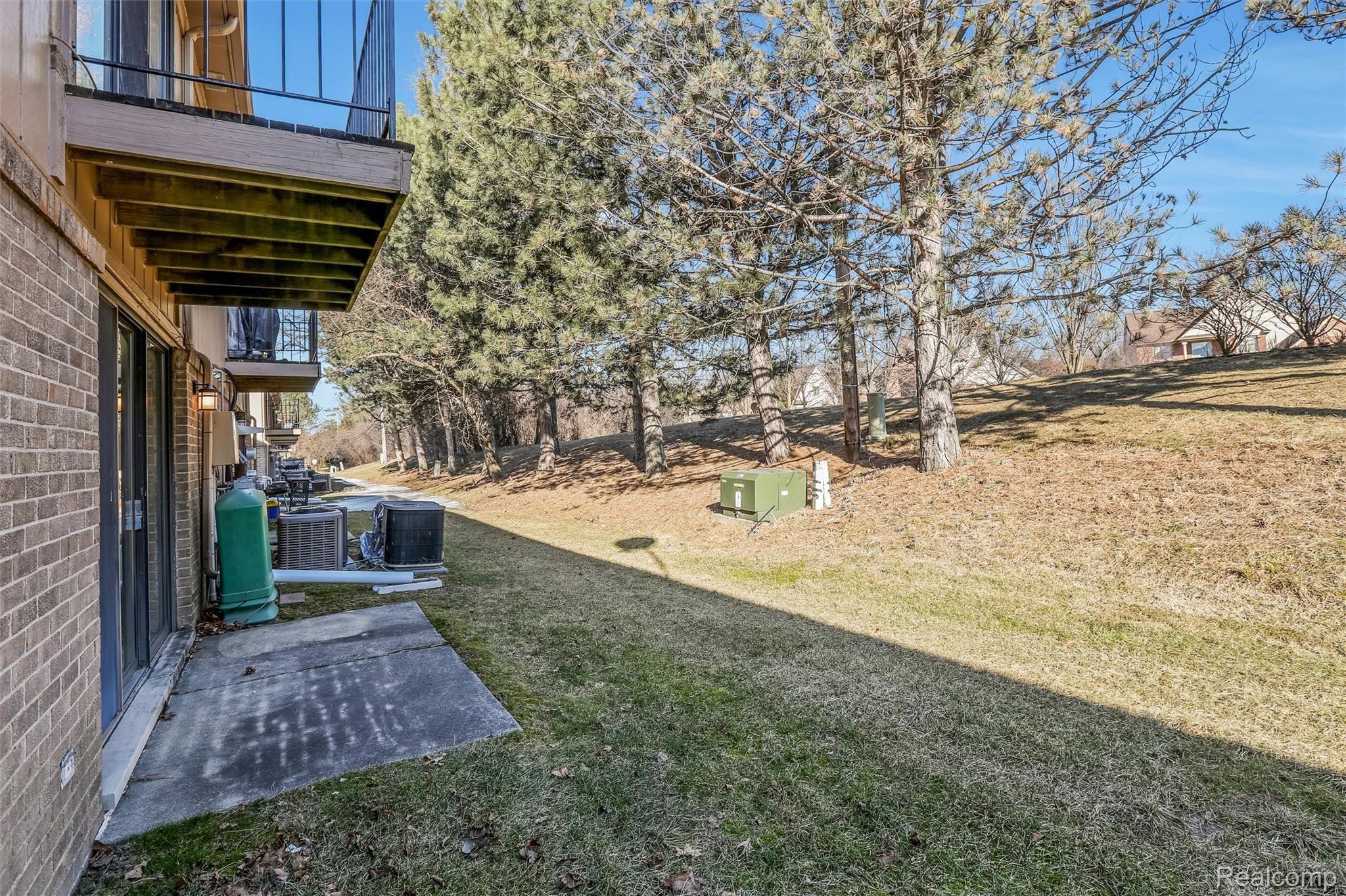 27374 Evergreen Road, Unit 4 Southfield, MI 48076 - Photo 22 of 26 27374 Evergreen Rd, Lathrup Village, MI 48076 Patio