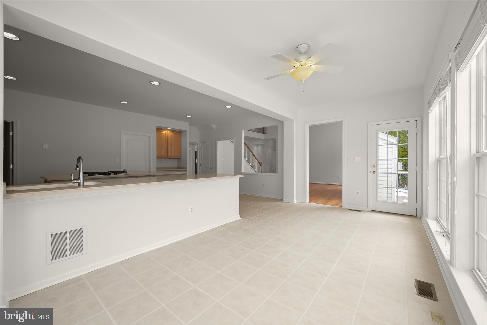 8433 Roberts Road Ellicott City, MD 21043 - Photo 33 of 84 Breakfast room with access to the dekc