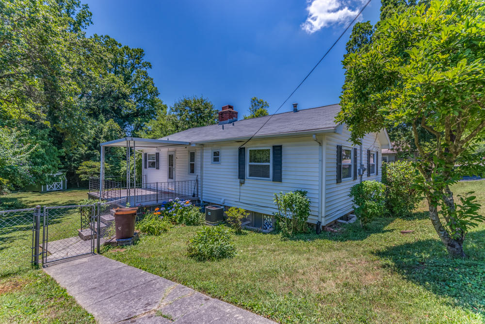 121 Georgia Avenue Oak Ridge, TN 37830 - Photo 3 of 21 04