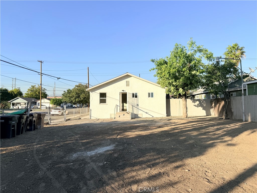 392 West L Street Colton, CA 92324 - Photo 32 of 41 a view of a volley ball court