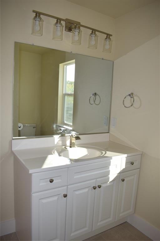621 East Murray Street Denison, TX 75021 - Photo 29 of 31 a bathroom with a sink and a mirror