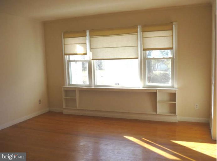 430 Brooke Road Fredericksburg, VA 22405 - Photo 5 of 26 Living Room has Built-ins!