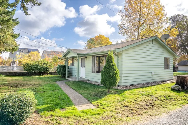 a view of a house with a yard