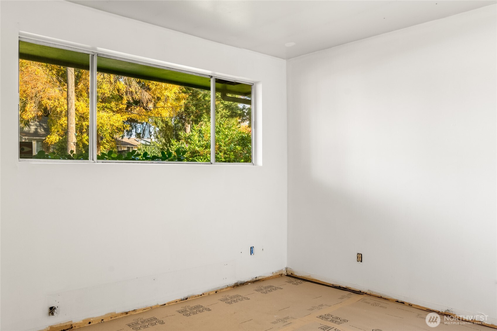 615 Southwest 124th Street Seattle, WA 98146 - Photo 23 of 24 an empty room with a window
