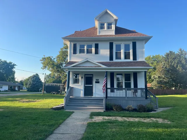 $249,999 | 195 West 3rd Avenue, Clifton, IL 60927