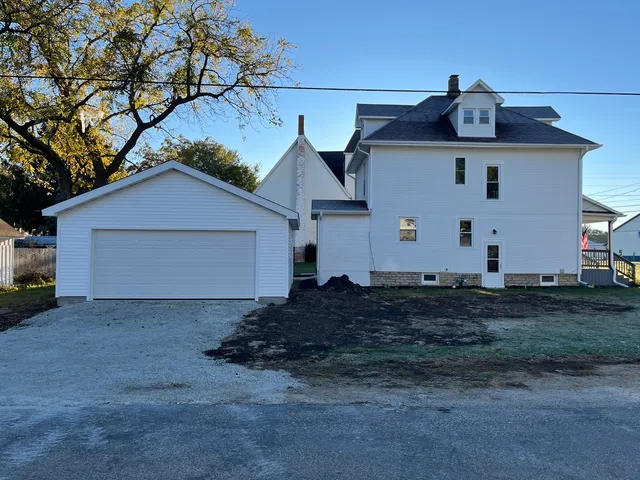 $249,999 | 195 West 3rd Avenue, Clifton, IL 60927