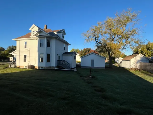 $249,999 | 195 West 3rd Avenue, Clifton, IL 60927