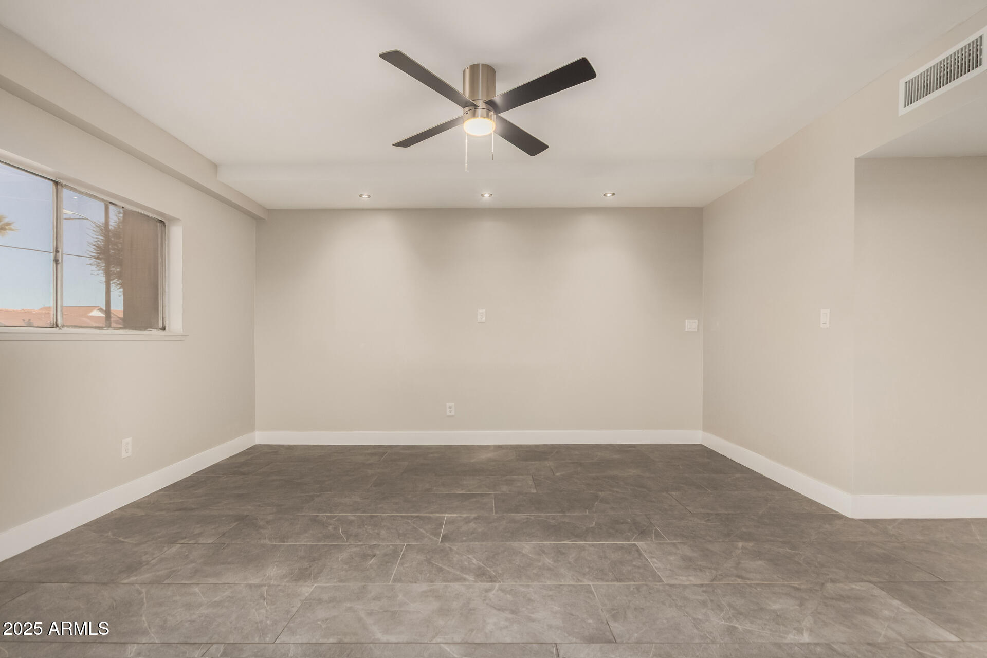 353 East Thomas Road, Unit C101 Phoenix, AZ 85012 - Photo 4 of 30 04 - Thomas