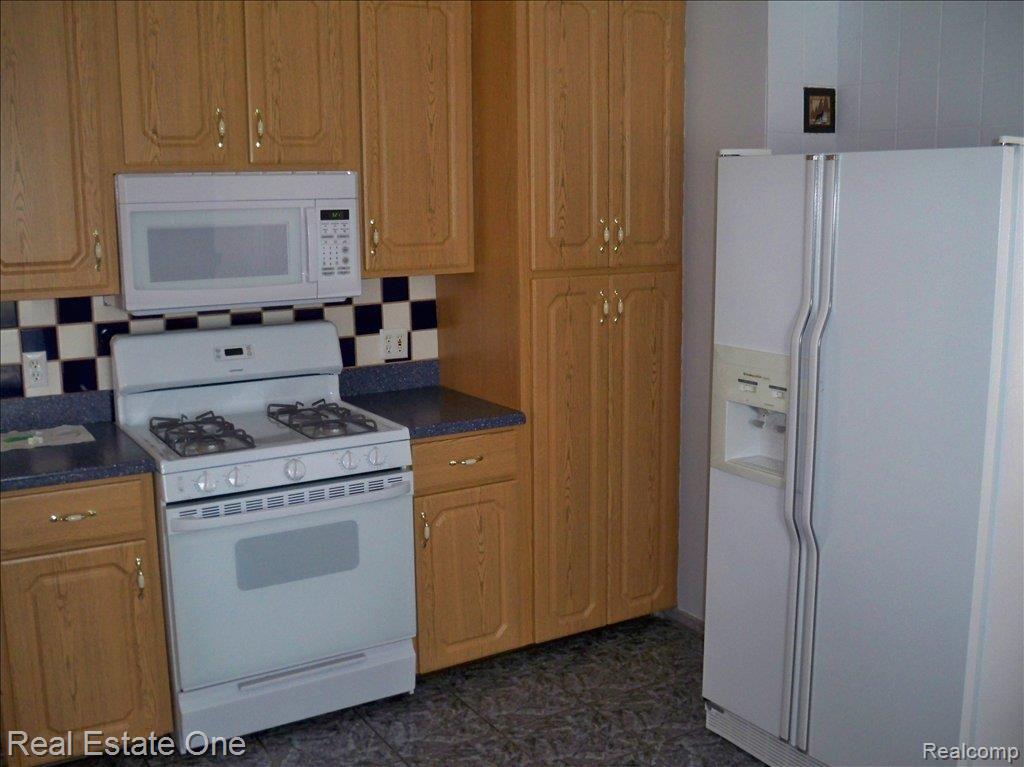 8671 Sashabaw Road Clarkston, MI 48348 - Photo 5 of 20 KITHCHEN 2