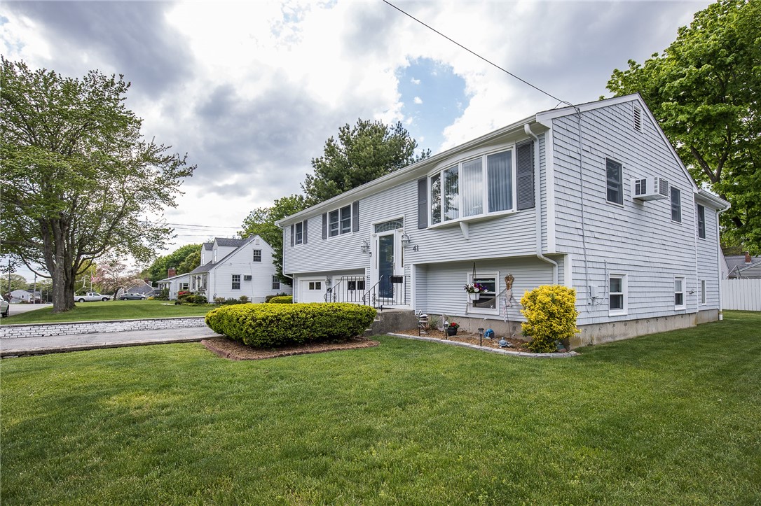41 Kingswood Road Bristol, RI 02809 - Photo 3 of 36 Gallery Image 3