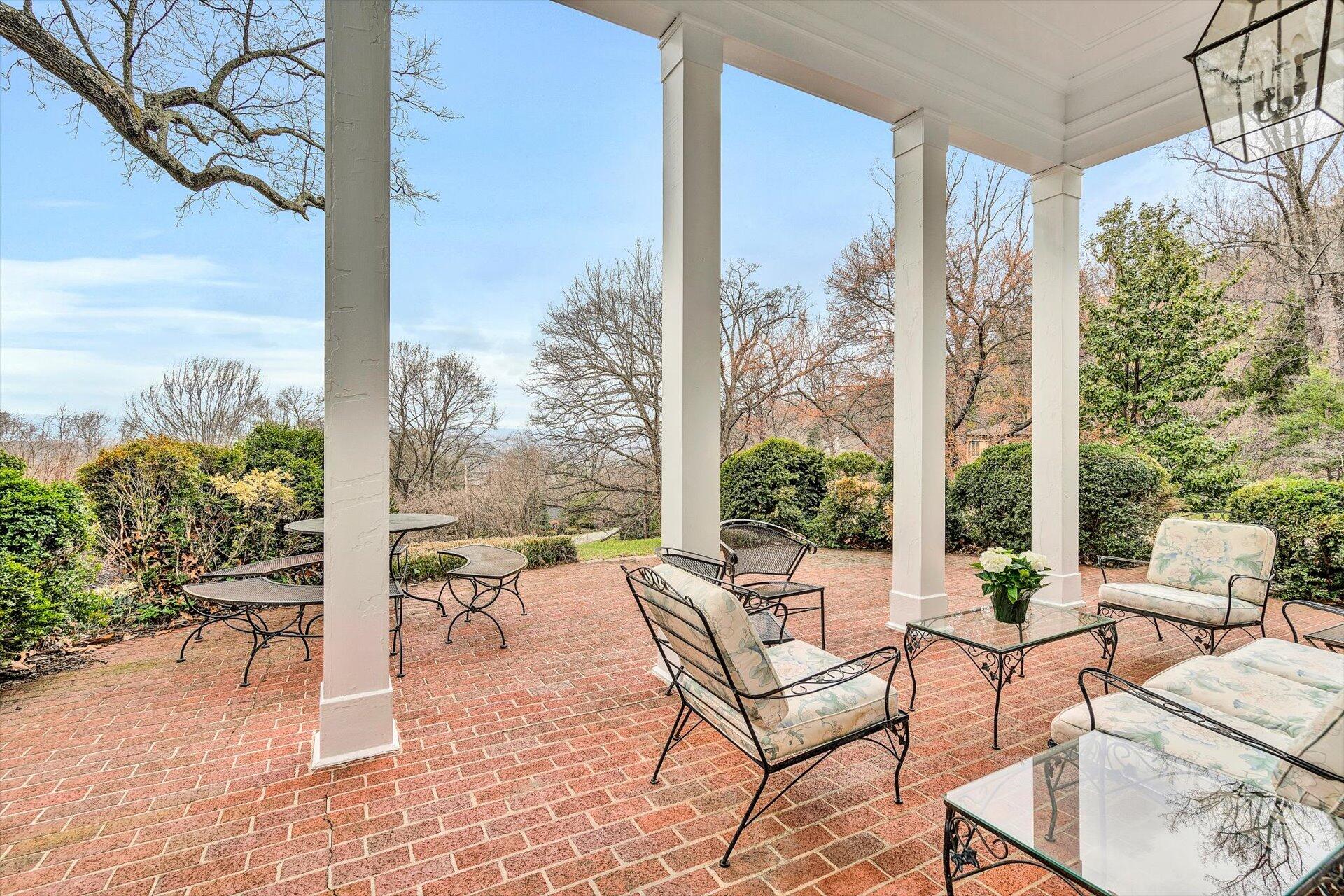 2402 Woodcliff Road Southeast Roanoke, VA 24014 - Photo 4 of 52 06-030720220110