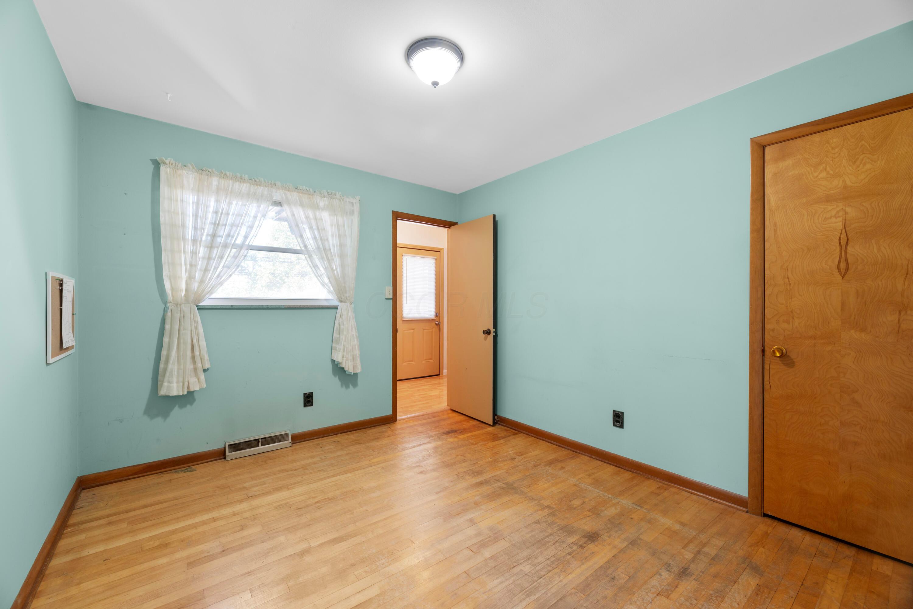 5309 Stock Road Columbus, OH 43229 - Photo 13 of 40 MAR_3073
