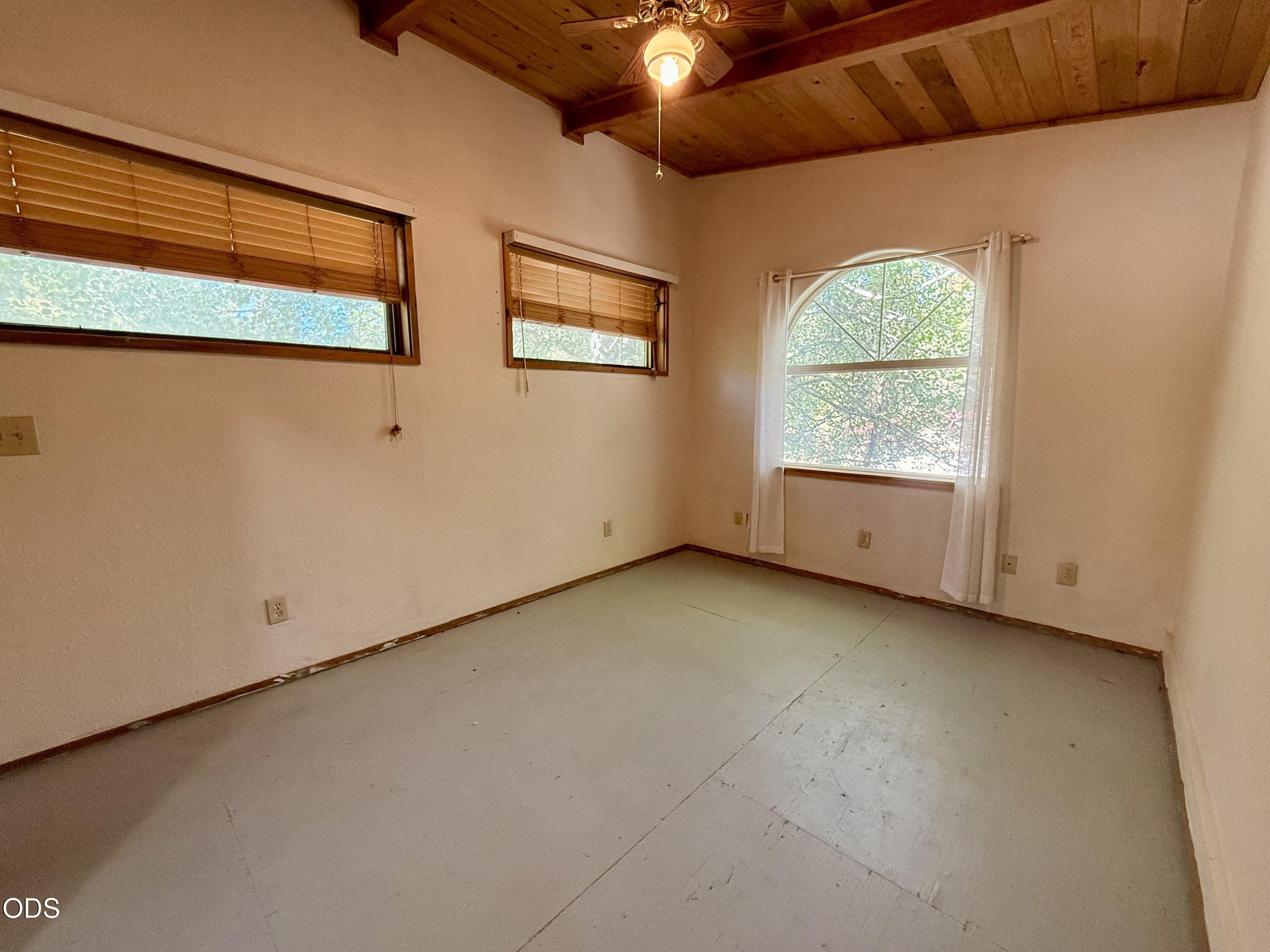 16025 Strawn Road La Pine, OR 97739 - Photo 44 of 95 an empty room with windows
