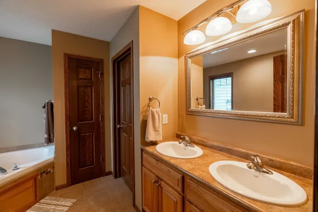 $450,000 | 225 Pinehurst Drive, Mankato, MN 56001