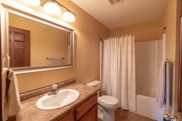 $450,000 | 225 Pinehurst Drive, Mankato, MN 56001