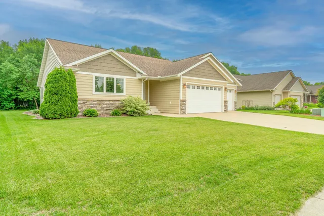 $450,000 | 225 Pinehurst Drive, Mankato, MN 56001