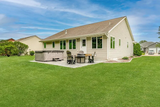 $450,000 | 225 Pinehurst Drive, Mankato, MN 56001