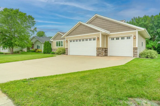 $450,000 | 225 Pinehurst Drive, Mankato, MN 56001