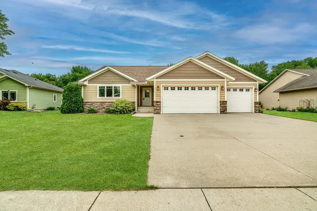 $450,000 | 225 Pinehurst Drive, Mankato, MN 56001