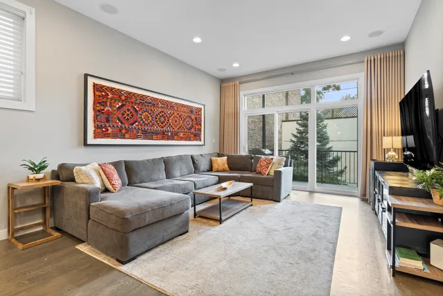 $899,000 | 878 North Marshfield Avenue, Unit 1, Chicago, IL 60622