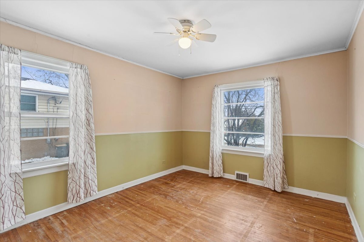 11333 72nd Street Burr Ridge, IL 60527 - Photo 14 of 32 an empty room with windows and closet