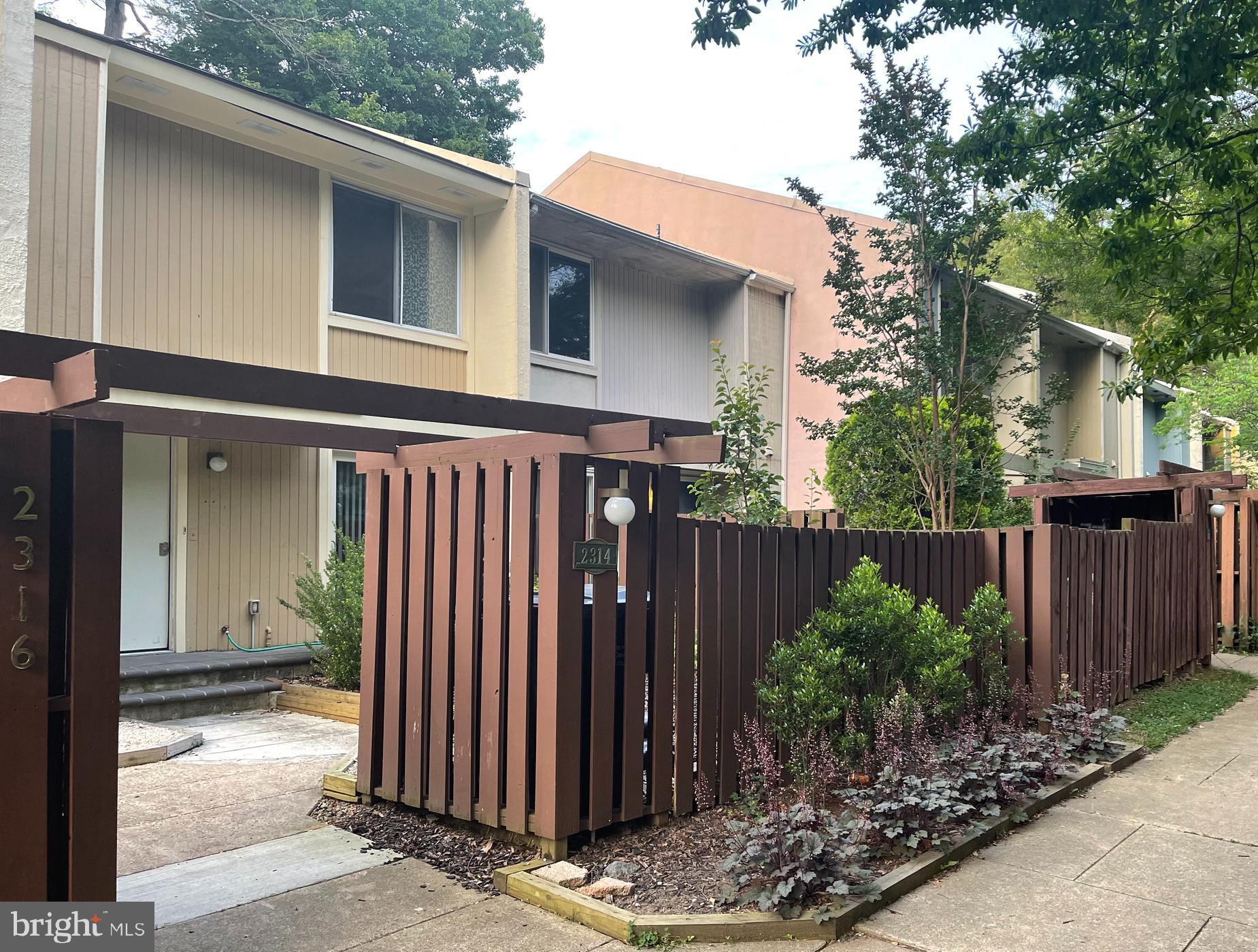 2314 Southgate Square Reston, VA 20191 - Photo 3 of 39 Front Gate