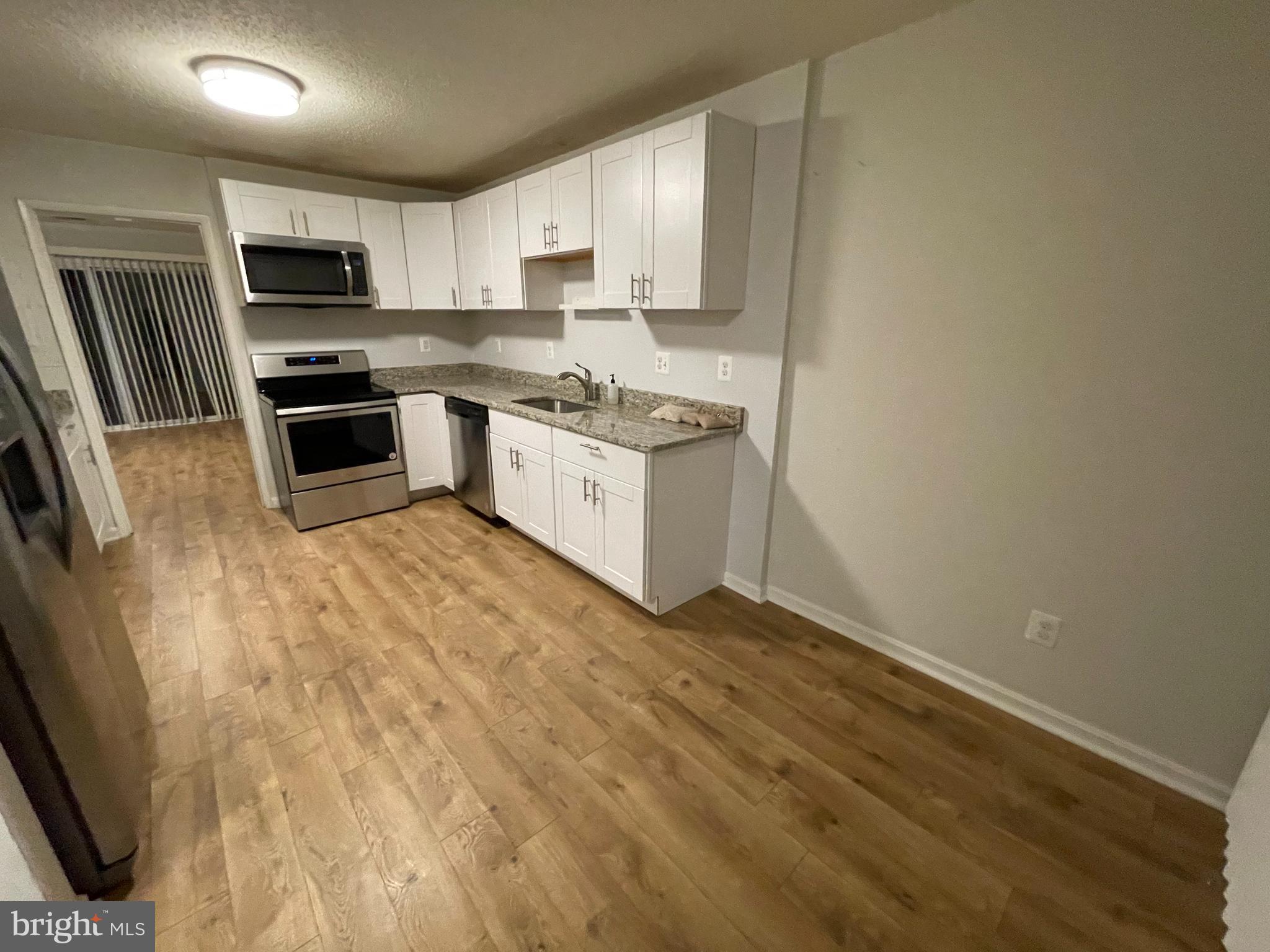 2314 Southgate Square Reston, VA 20191 - Photo 10 of 39 Expanse Kitchen With Eat In Breakfast Area