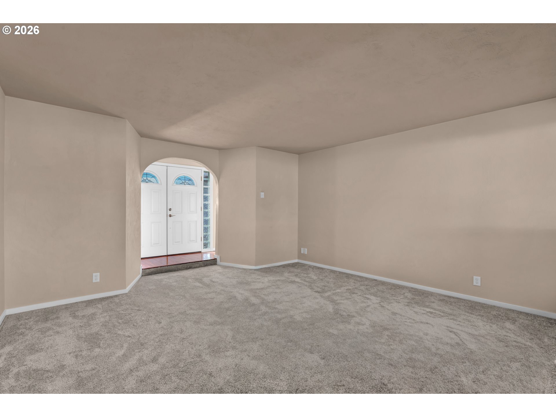 596 Pinedale Avenue Springfield, OR 97477 - Photo 5 of 41 Living Room/Entrance