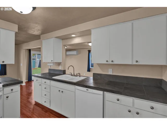 $425,000 | 596 Pinedale Avenue, Springfield, OR 97477