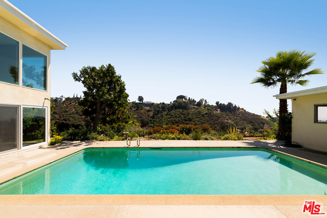 11343 Chalon Road Los Angeles, CA 90049 - Photo 41 of 45 Gallery Image 41