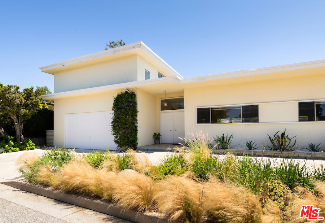 11343 Chalon Road Los Angeles, CA 90049 - Photo 8 of 45 Gallery Image 8