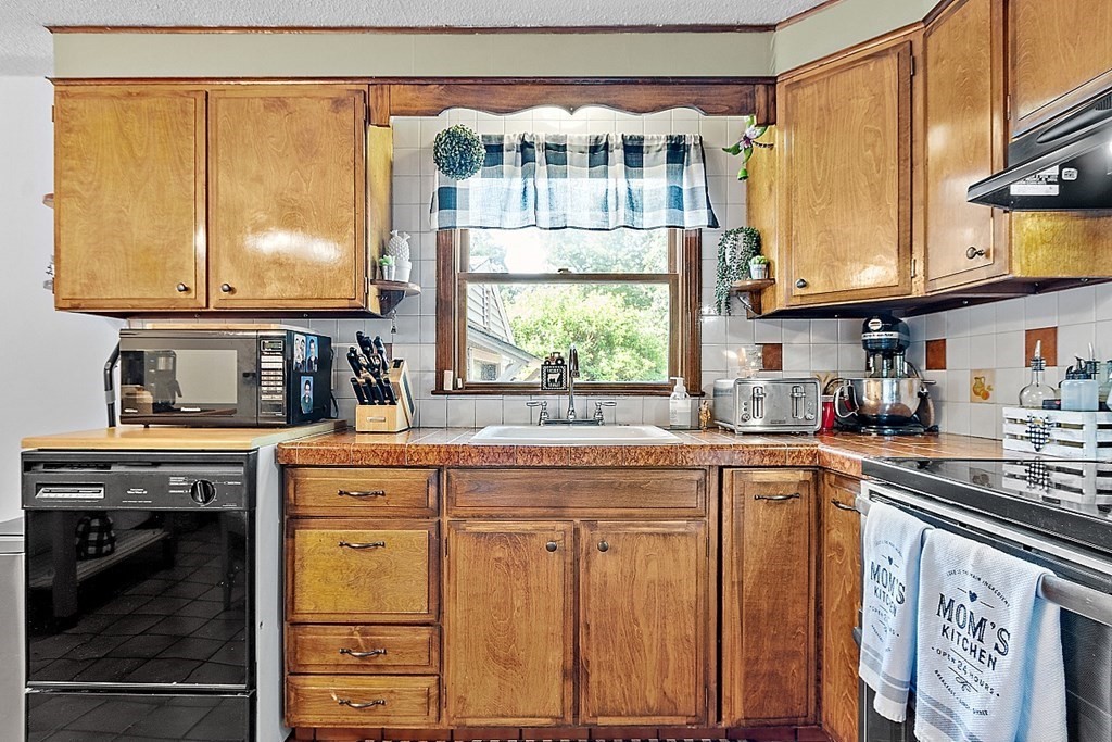 65 Whipple Road Billerica, MA 01821 - Photo 8 of 37