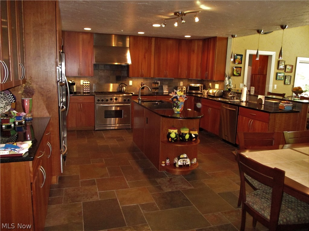 29099 Bryce Road Cleveland, OH 44124 - Photo 6 of 32 Kitchen