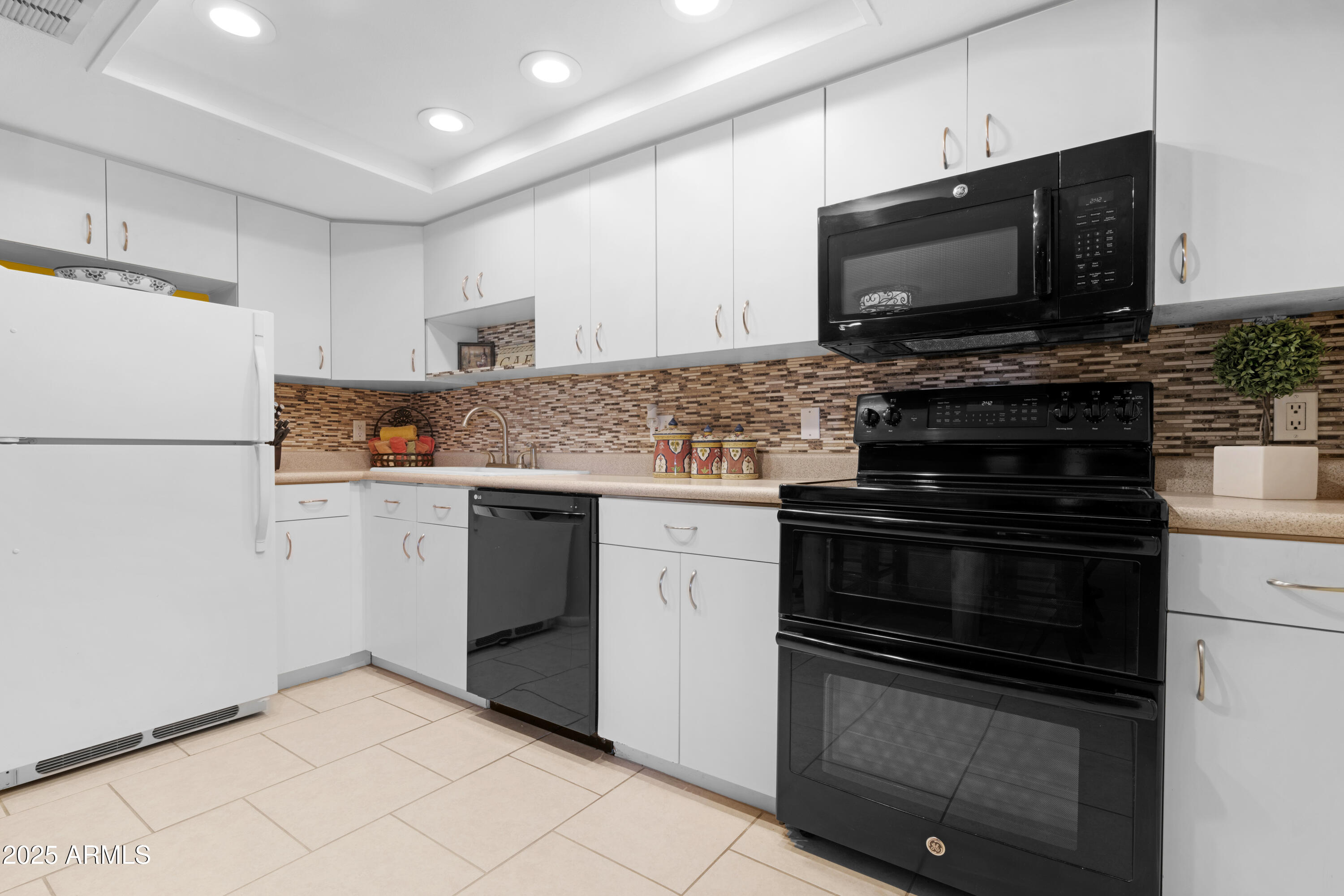 7820 East Camelback Road, Unit 510 Scottsdale, AZ 85251 - Photo 33 of 50 a kitchen with a stove and a microwave