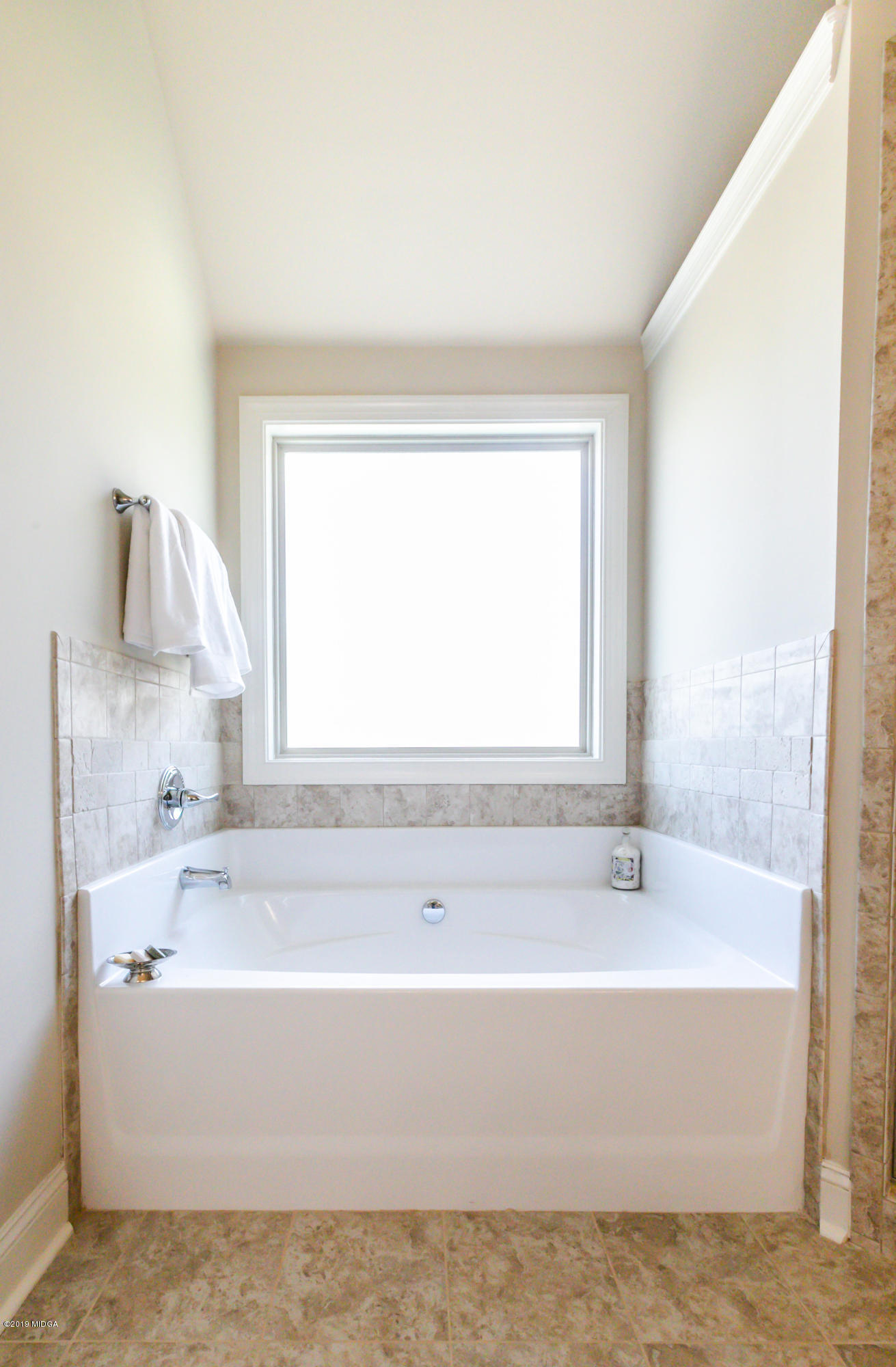 160 Homestead Circle Forsyth, GA 31029 - Photo 28 of 40 a bathroom with a bathtub and a sink