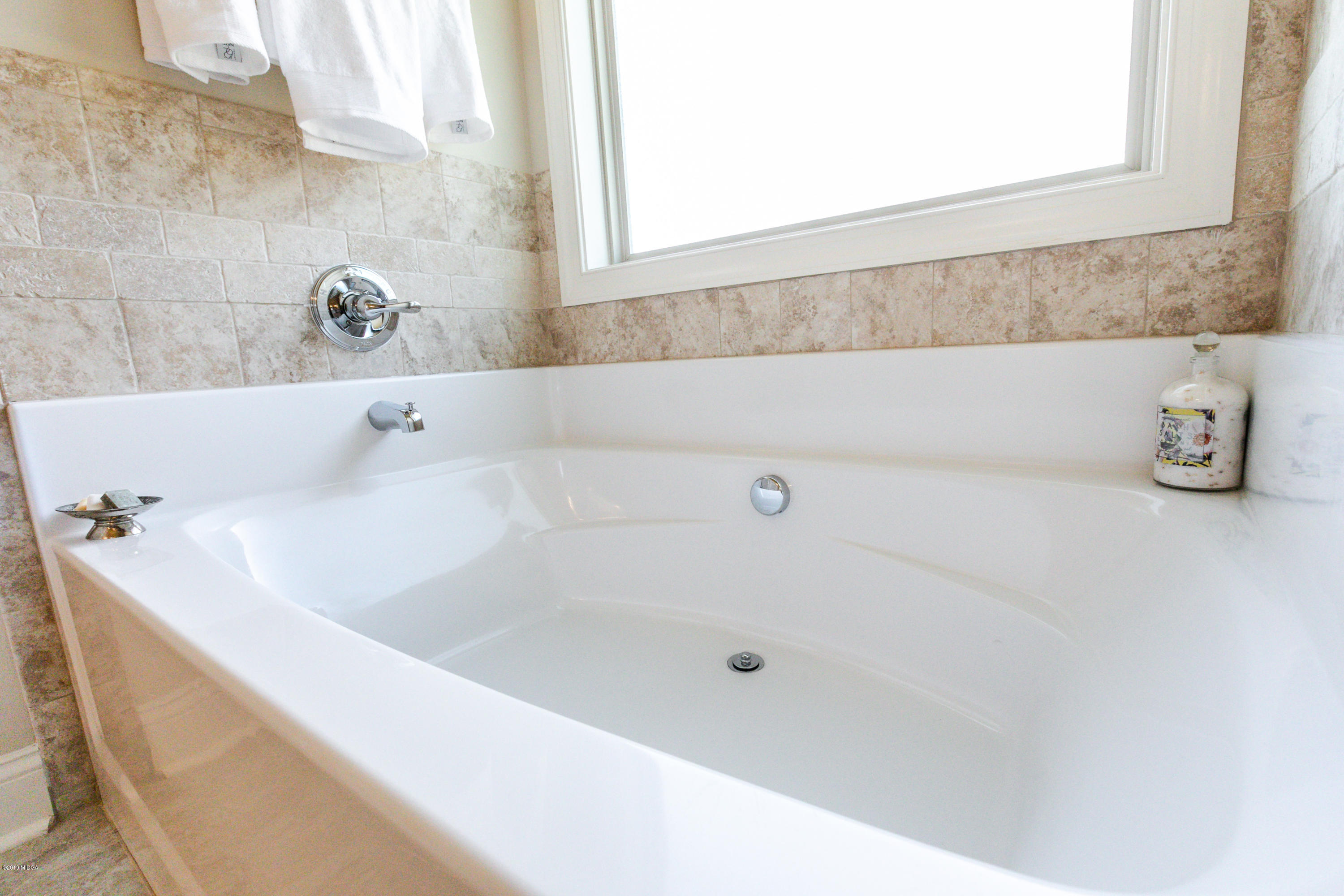 160 Homestead Circle Forsyth, GA 31029 - Photo 29 of 40 a bathroom with a tub and a sink
