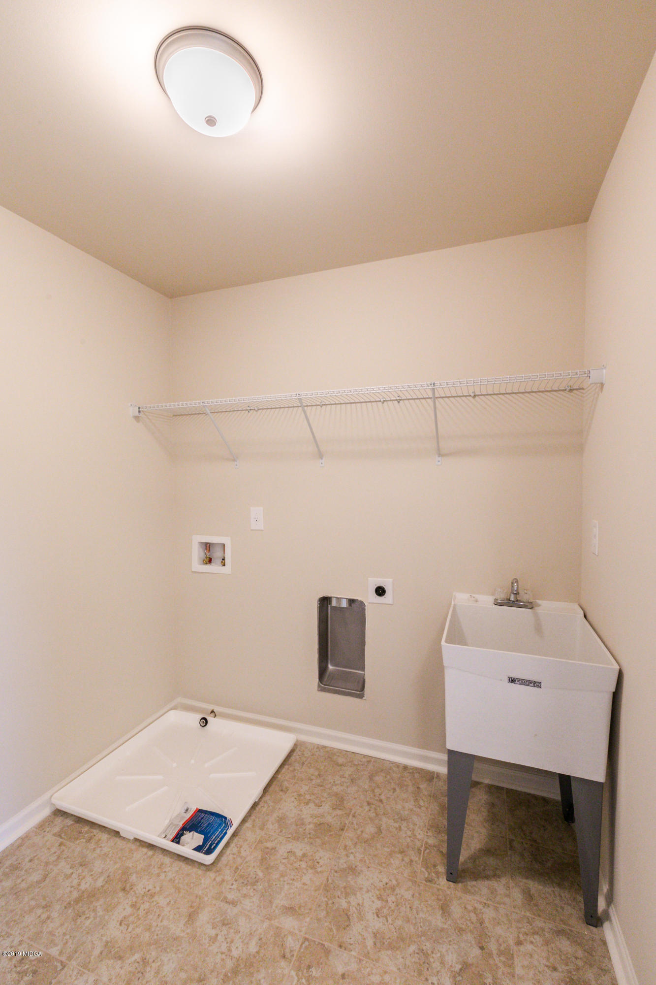 160 Homestead Circle Forsyth, GA 31029 - Photo 32 of 40 a room with a desk and a workspace