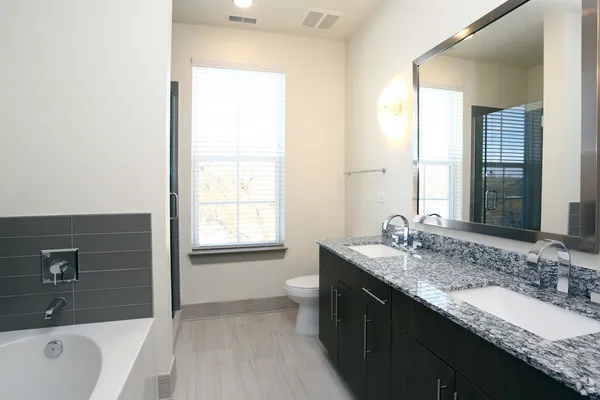 $3,011 | 700 East Algonquin Road, Unit 2213, Schaumburg, IL 60173