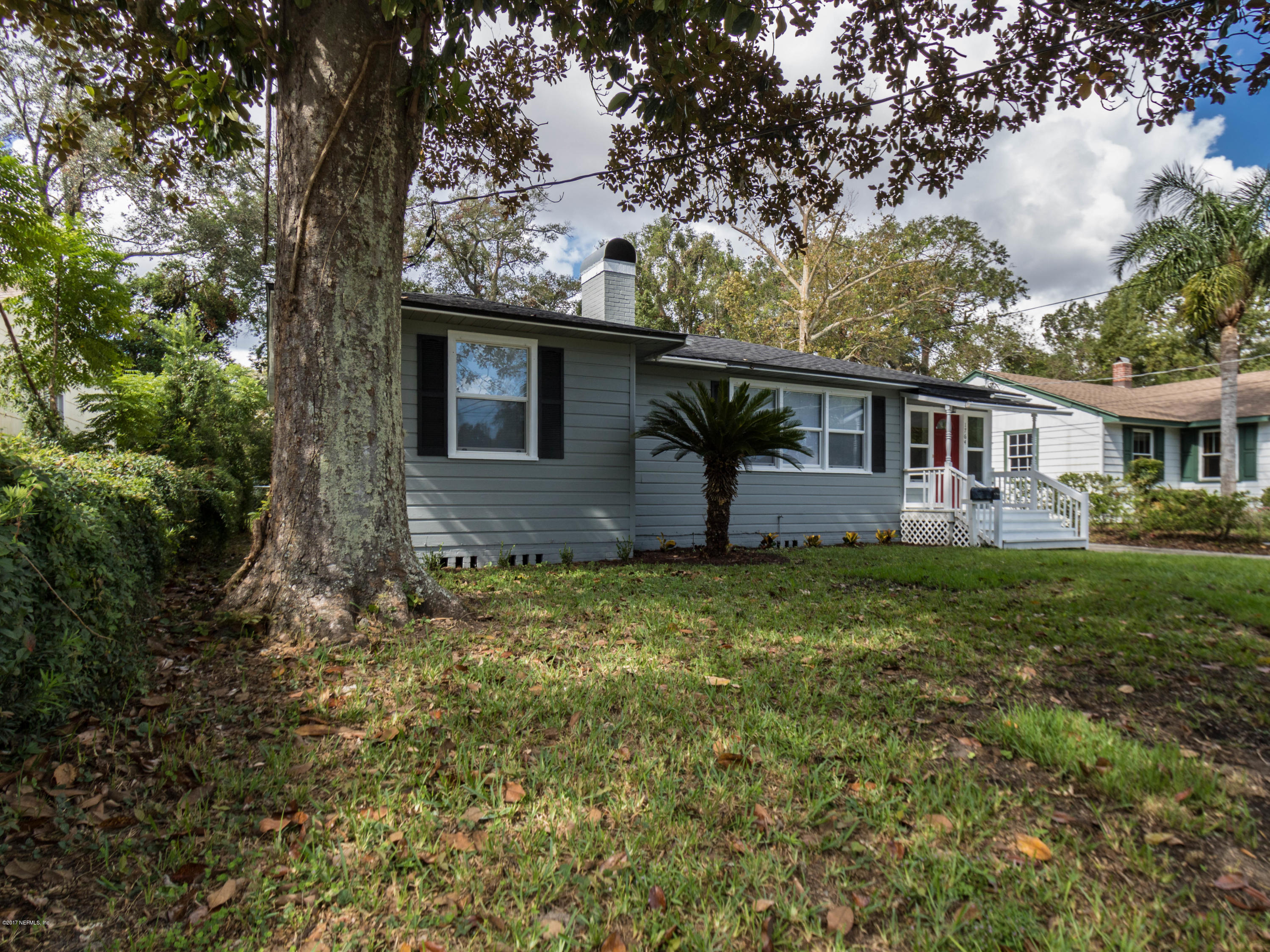 1764 Planters Road Jacksonville, FL 32207 - Photo 2 of 24 a backyard of a house with lots of green space