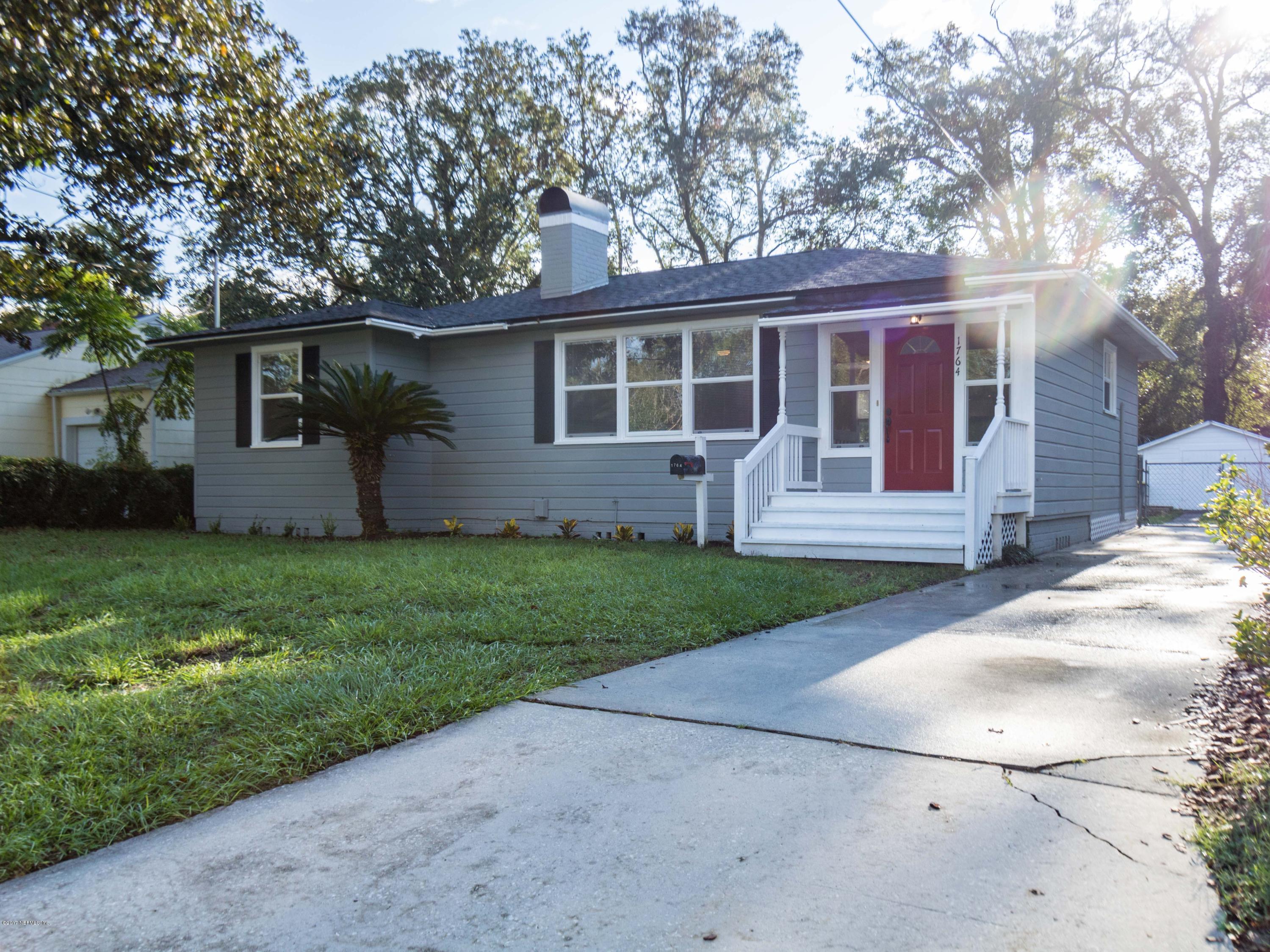1764 Planters Road Jacksonville, FL 32207 - Photo 3 of 24 a front view of house with yard and green space