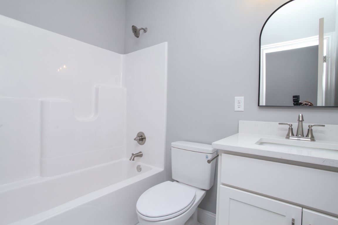 9 Brookstone Circle Bloomington, IL 61704 - Photo 15 of 40 a bathroom with a toilet a sink a mirror and bathtub