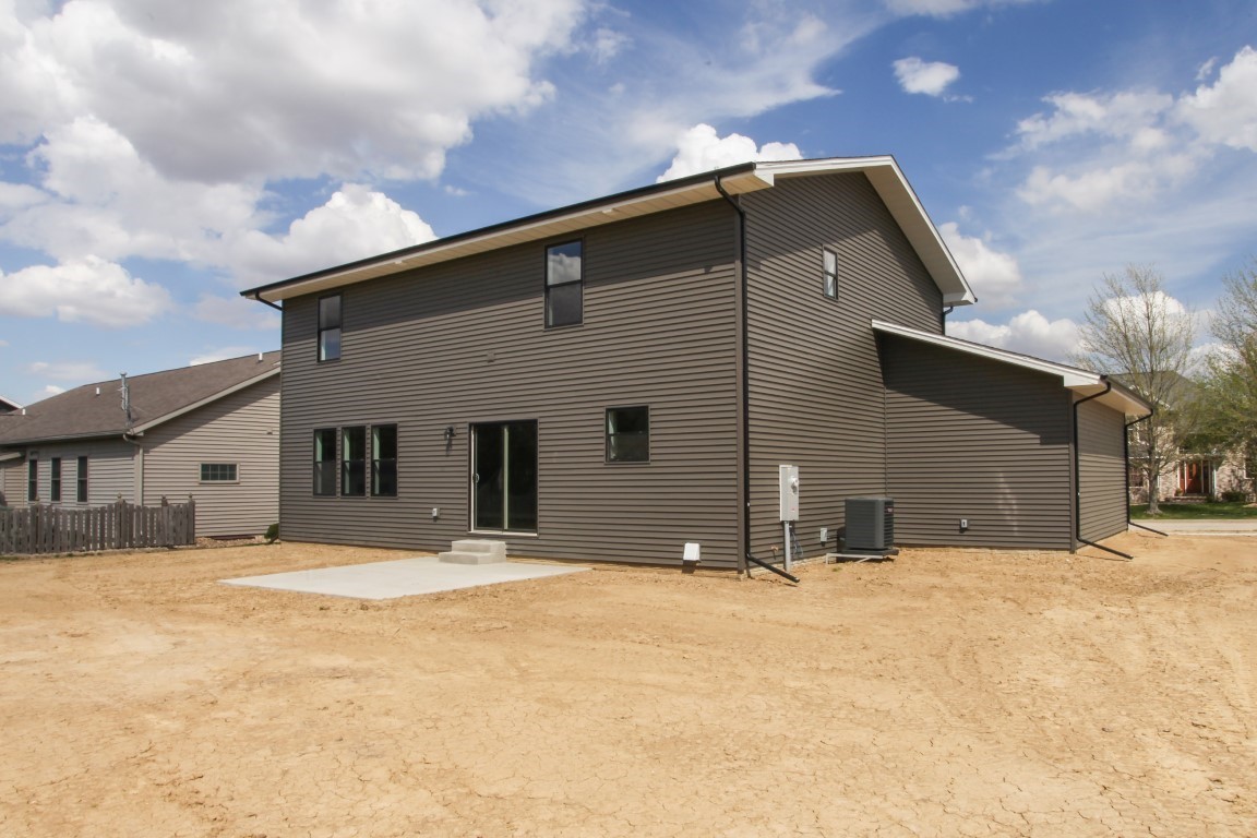 9 Brookstone Circle Bloomington, IL 61704 - Photo 40 of 40 a front view of house with yard and garage