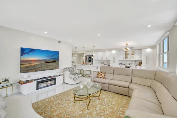 $3,800 | 5440 North Ocean Drive, Unit 1002, Singer Island, FL 33404