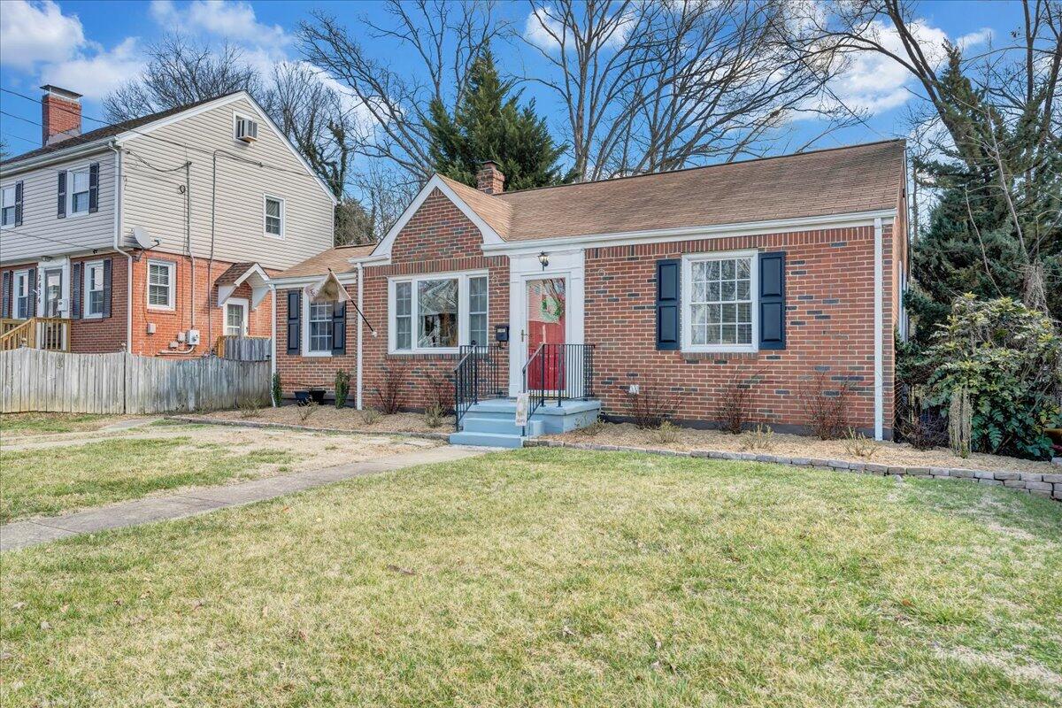 2438 Livingston Road Southwest Roanoke, VA 24015 - Photo 2 of 33 30-MIB06155