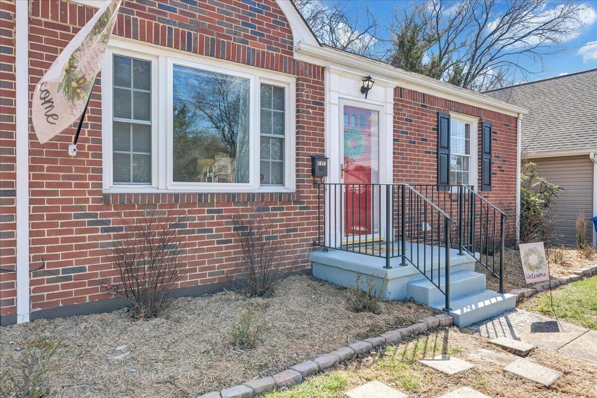 2438 Livingston Road Southwest Roanoke, VA 24015 - Photo 3 of 33 32-MIB06161